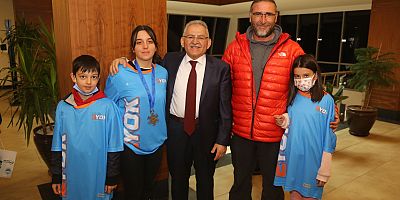 Büyükkılıç, Snowboard 2021-2022 Türkiye Şampiyonu sporcuları ağırladı.