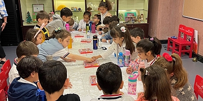 Çocuklar müzede eğitim ile  öğrenirken eğleniyor