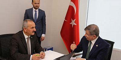 Davutoğlu adaylık başvurularını bizzat aldı