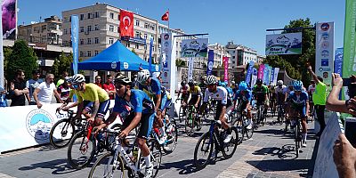 Hem Pedal Çeviriyorlar Hem de Kayseri'yi Dünyaya Tanıtıyorlar