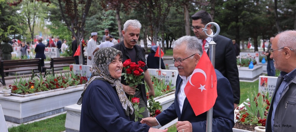 ANNELER GÜNÜ’NDE ŞEHİT ANNELERİ İLE BİR ARAYA GELEN BÜYÜKKILIÇ, ŞEHİT KABİRLERİNE KARANFİL BIRAKTI