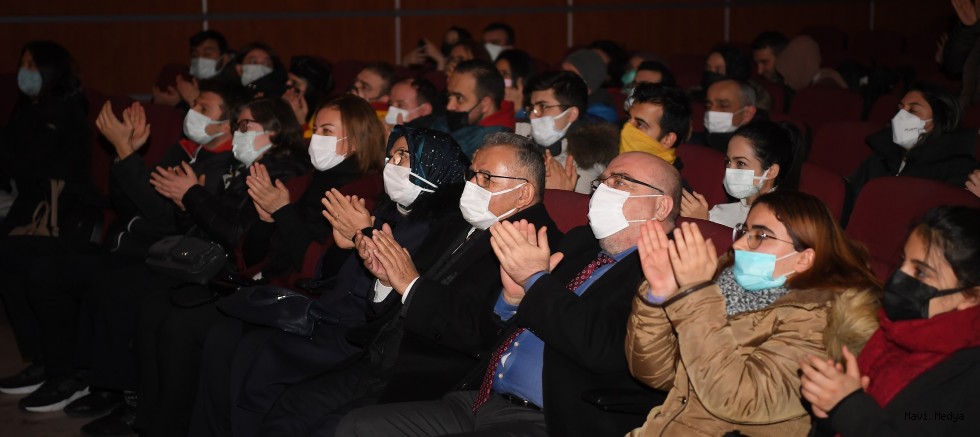 BÜYÜKKILIÇ, DEVLET TİYATROSUNDA 'HACI BEKTAŞ' TİYATRO OYUNUNU İZLEDİ