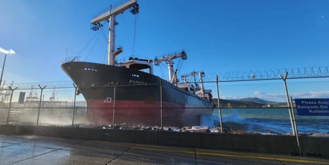 Ege’de Kuruyük Gemisi Karaya Otururken 18 Denizci Tahliye Edildi