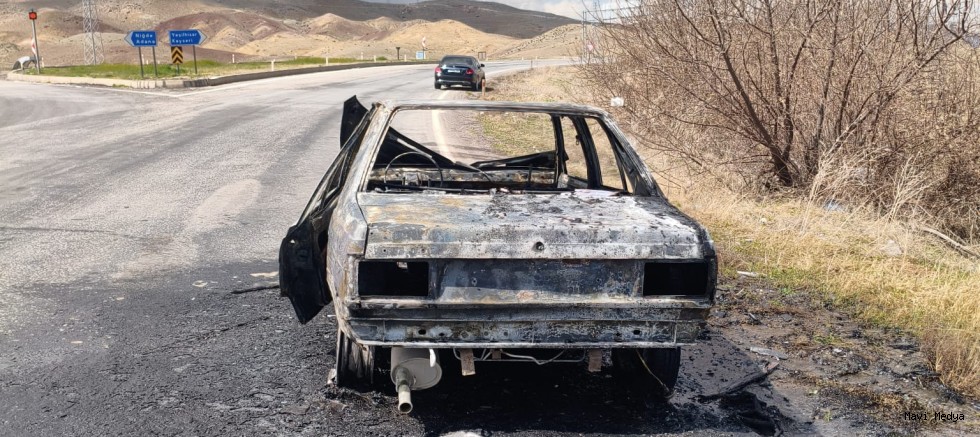 Kayseri’de seyir halindeki otomobil yandı