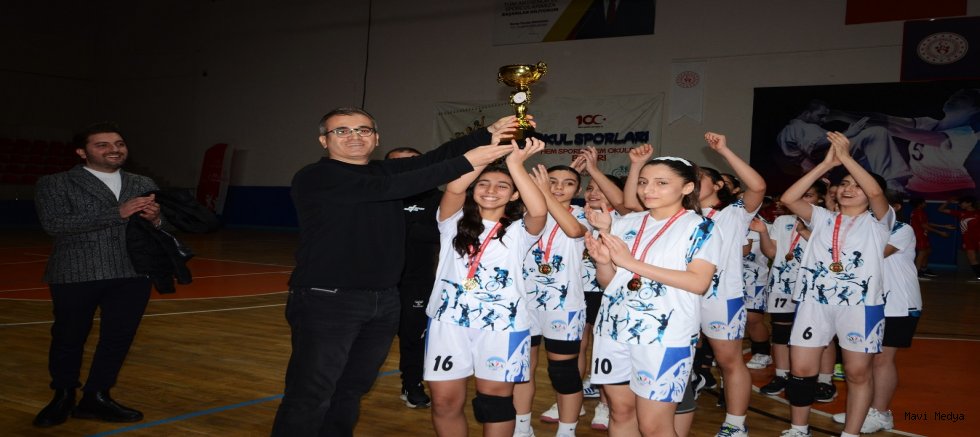 Büyükşehir Spor A.Ş. kız hentbol takımı Kayseri şampiyonu oldu