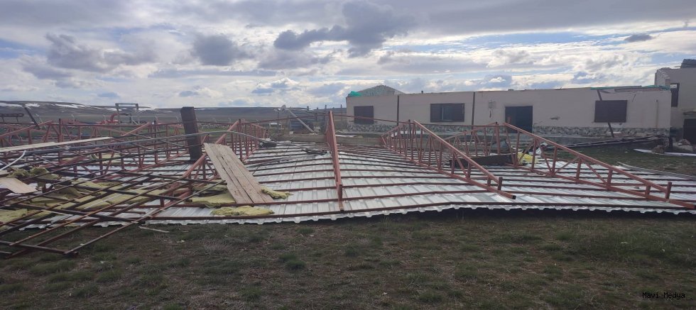 Pınarbaşı’da şiddetli rüzgar müstakil evin çatısını uçurdu 