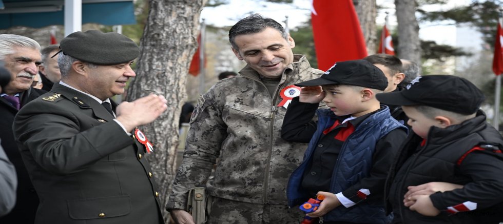 Polis şehitliğinde anma programı düzenlendi. 