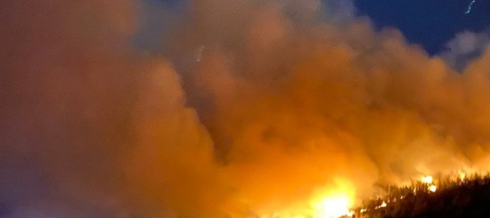 Orman yangın bölgelerde 50 binin üzerinde kişi tahliye edildi