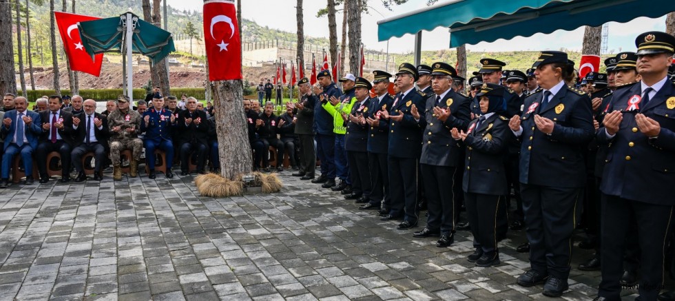 Polis şehitliğinde anma programı düzenlendi. 