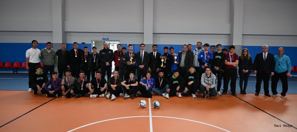 Sarıoğlan’da Gençler Futsal Turnuvası sona erdi