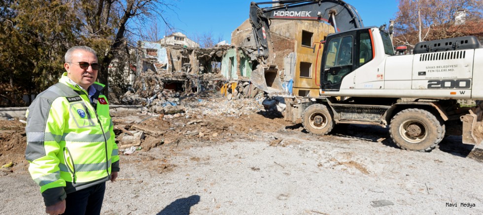 SİVAS’IN EN YOĞUN BÖLGELERİNDEN BİRİNE YENİ OTOPARK  ALANI KAZANDIRILIYOR…