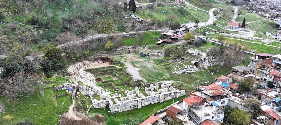 Smyrna Tiyatrosu gün yüzüne çıkıyor
