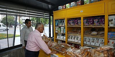 61 BİN ZİYARETÇİ AĞIRLAYAN KAFENİN MUTFAĞINA GİREN BÜYÜKKILIÇ, YEMEKLERİ İNCELEDİ