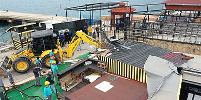 Alanya iskelesindeki kaçak yapılar yıkıldı