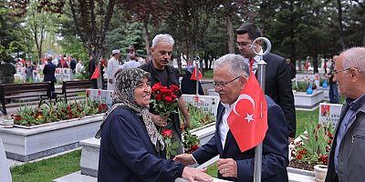 ANNELER GÜNÜ’NDE ŞEHİT ANNELERİ İLE BİR ARAYA GELEN BÜYÜKKILIÇ, ŞEHİT KABİRLERİNE KARANFİL BIRAKTI