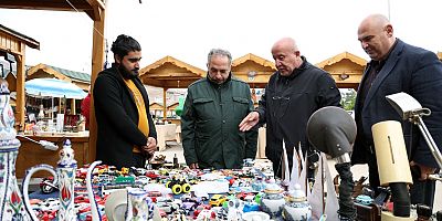 ANTİKA PAZARINDA ALIŞ VERİŞ KEYFİ BAŞKA