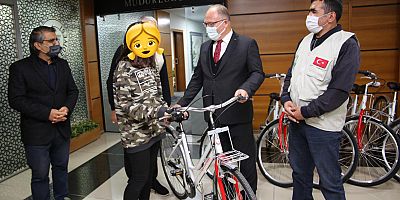 BAŞKAN BİLGİN, BAŞARILI ÖĞRENCİLERİ BİSİKLETLE ÖDÜLLENDİRDİ..