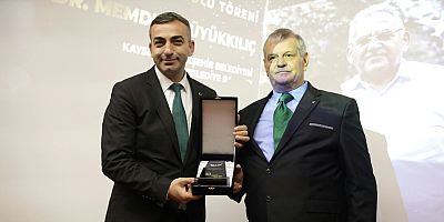 BAŞKAN BÜYÜKKILIÇ'İN BAŞARI VE ONUR ÖDÜLÜNÜ ÖZÇEKİC ALDI