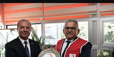 BAŞKAN BÜYÜKKILIÇ, KIZILAY GÖNÜLLÜ YELEĞİ GİYDİ, KURBAN BAĞIŞLADI