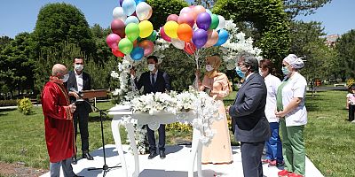 BAŞKAN ÇOLAKBAYRAKDAR, SOSYAL MESAFELİ NİKAH  KIYDI