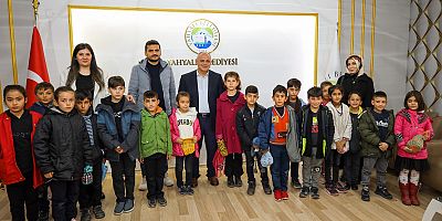 BAŞKAN ESAT ÖZTÜRK KÜÇÜK ÖĞRENCİLERE BELEDİYECİLİĞİ ANLATTI