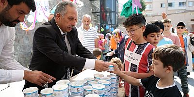 BAŞKAN YALÇIN'DAN YAZ KURAN KURSU ÖĞRENCİLERİNE DONDURMA İKRAMI