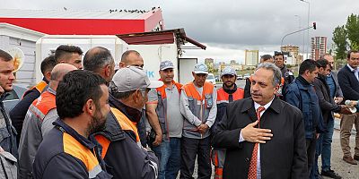 Başkan Yalçın, lk mesai gününde belediye çalışanları ile bayramlaştı. 