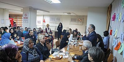 BAŞKAN YALÇIN VE KAYMAKAM DÖNMEZ DEPREMZEDELERLE İFTAR SOFRASINDA