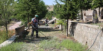 BAYRAM ÖNCESİ MEZARLIKLAR TEMİZLENİYOR