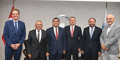Büyükkılıç, 1 Bakan Yardımcısı ve 3 Büyükelçiyi Makamında Ağırladı