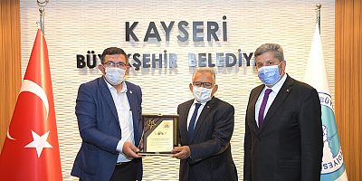 BÜYÜKKILIÇ'A ZİRAAT ODALARINDAN TEŞEKKÜR PLAKETİ