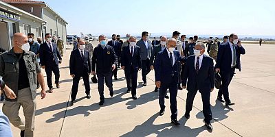 BÜYÜKKILIÇ, AFGANİSTAN TAHLİYESİ UÇUŞ EKİPLERİNİ BAKANLARLA BİRLİKTE KARŞILADI