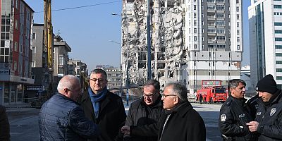 BÜYÜKKILIÇ, AĞIR HASARLI BİNADAKİ YIKIM ÇALIŞMALARINI İNCELEDİ