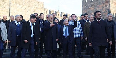 Büyükkılıç, Bakan Akar ile Birlikte Tarihi Kale'de Vatandaşlarla Buluştu