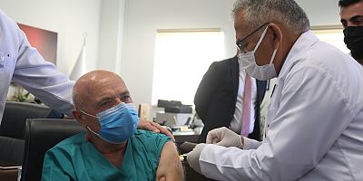 BÜYÜKKILIÇ, BİR DOKTOR VE BİR GAZETECİYE KOVİD 19 AŞISI YAPTIYAPTI!