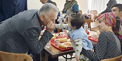 Büyükkılıç, Depremzedeleri Ziyaret Edip, Çocuklarla İlgilendi
