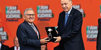 Büyükkılıç, Gençlik Festivali'nde Cumhurbaşkanı Erdoğan'ın Elinden Ödül Aldı