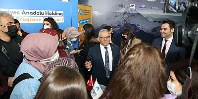 BÜYÜKKILIÇ, İKAF'TA KAYSERİ BÜYÜKŞEHİR STANDINI GEZDİ, ÖĞRENCİLERLE BULUŞTU