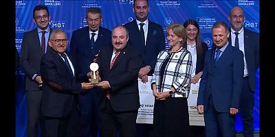 BÜYÜKKILIÇ ÖDÜLÜNÜ BAKAN VARANK'IN ELİNDEN ALD