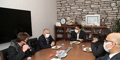 BÜYÜKKILIÇ ÖĞRENCİLERE “SİNEMA” SÖZÜ VERDİ