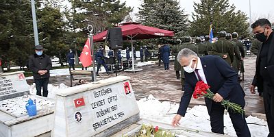 BÜYÜKKILIÇ'TAN ŞEHİTLERE DUA VE KARANFİL