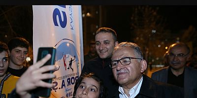 Büyükkılıç, Teravih namazı sonrası vatandaşlarla bulusmaya devam ediyor
