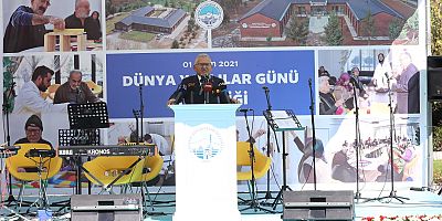 BÜYÜKKILIÇ, ULU ÇINARLAR KOROSU İLE BİRLİKTE TÜRKÜ SÖYLEDİ