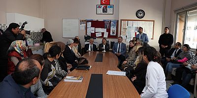 Büyükkılıç ve Vali Çiçek Öğretmenlerle Buluştu, Öğrencilerle Kucaklaştı