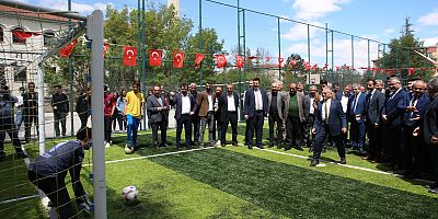 Büyükkılıç, Yahyalı'da Halı Sahaların Açılışını Yaptı