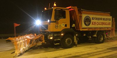BÜYÜKŞEHİR'İN KARLA MÜCADELESİ CANLA BAŞLA SÜRÜYOR