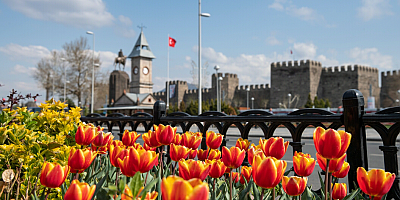 BÜYÜKŞEHİR, KAYSERİ’Yİ ÇİÇEK BAHÇESİNE ÇEVİRDİ