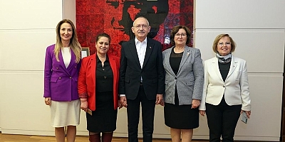 CHP Lideri Kılıçdaroğlu, 110 Bininci Yeni Kadın Üyeye Rozetini Taktı