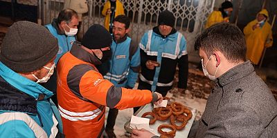ÇOLAKBAYRAKDAR ÇALIŞANLARINA VE ESNAFA TATLI İKRAM ETTİ