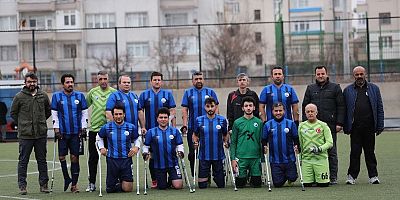 ÇOLAKBAYRAKDAR, ENGELLERİ FUTBOLLA AŞAN AMPUTE TAKIMINI TEBRİK ETTİ